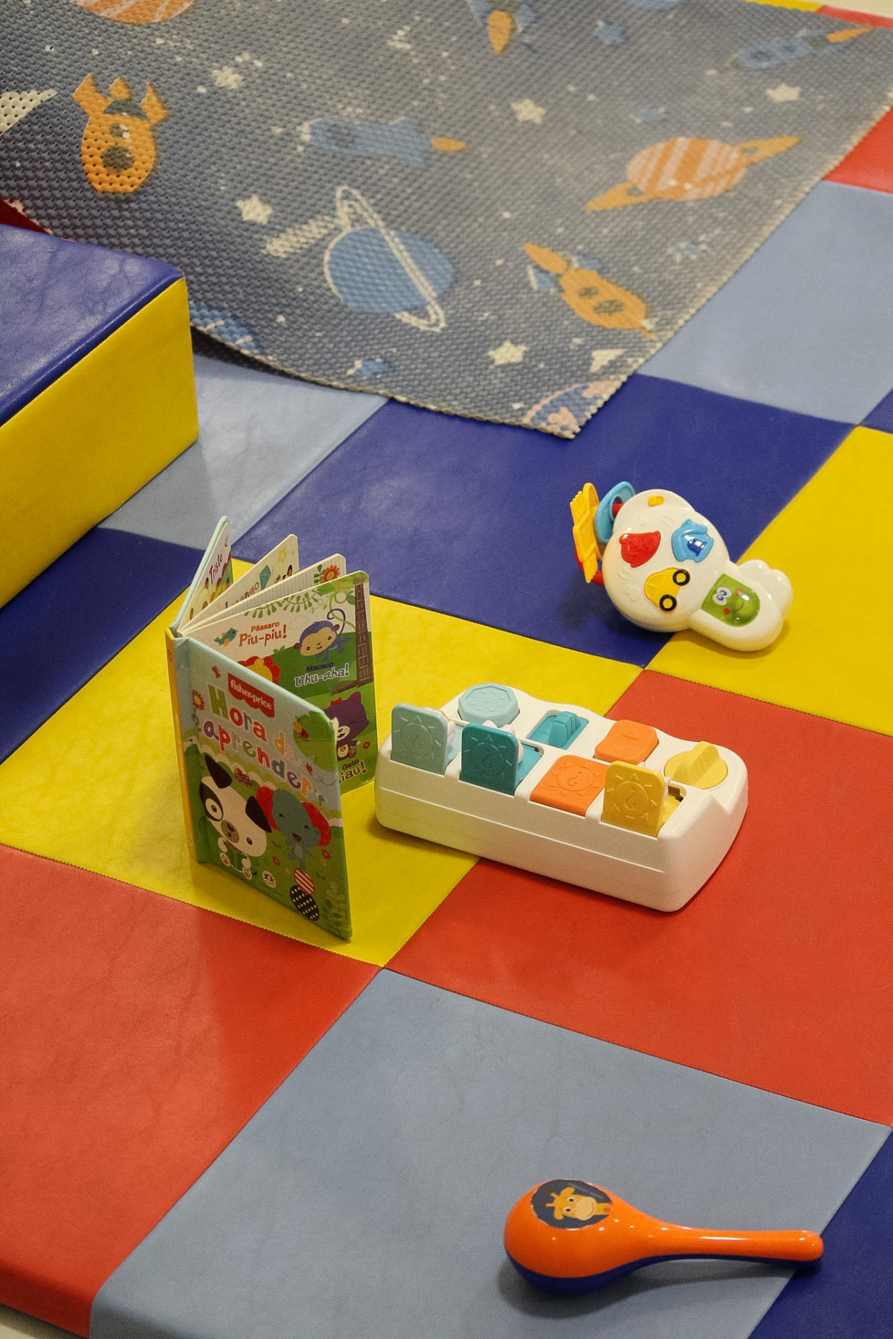 Brinquedos educativos sobre o tatame colorido