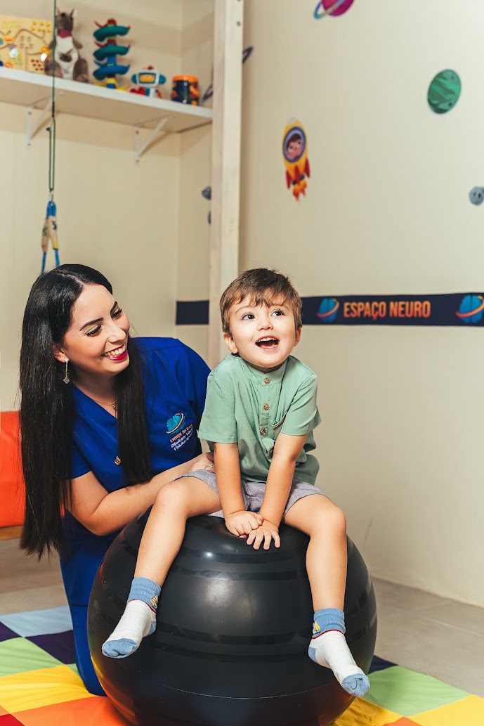 Fisioterapeuta da Espaço Neuro em sessão com criança